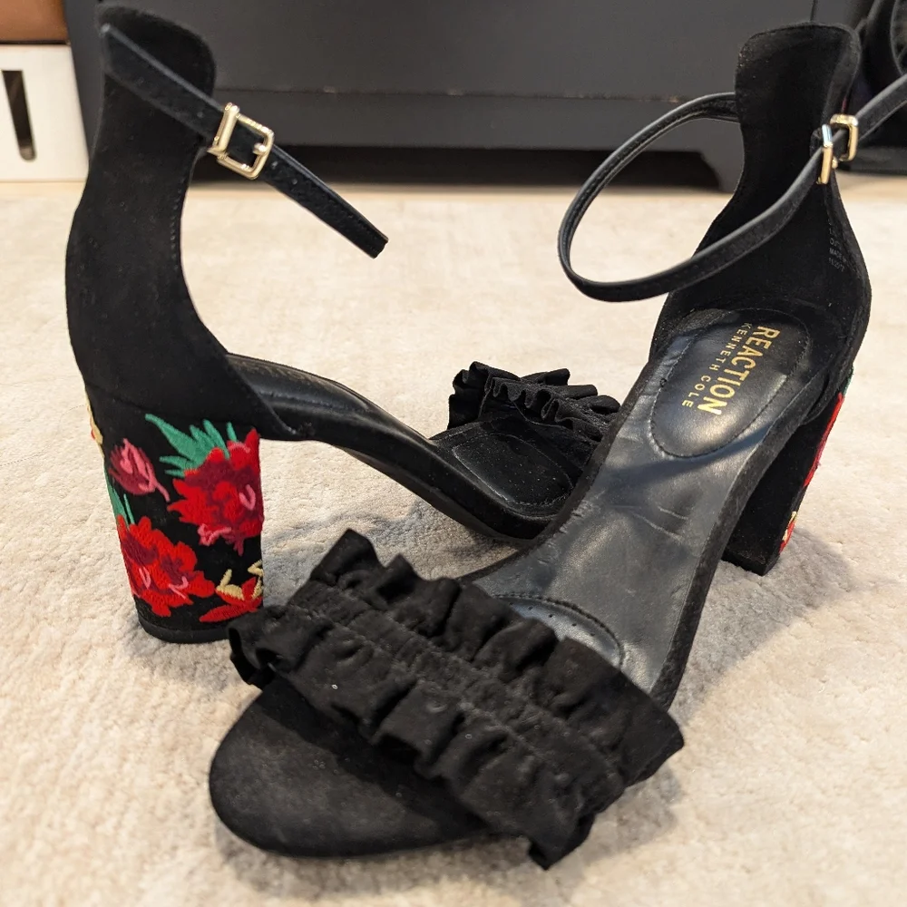 Embroidered heels - Picture 1 of 7